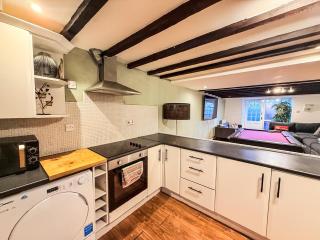 Perfect House for Group Getaways - Sleeps 14 - 4BR - 4