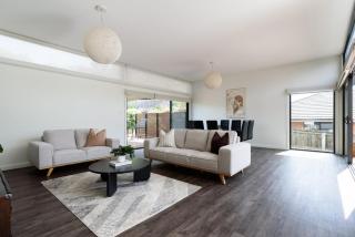 Modern Newnham Retreat - 9