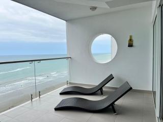 Stunning ocean views and direct beach access - 0