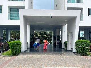 Stunning ocean views and direct beach access - 9