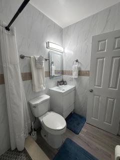 Cozy room close to everything, 5min to the airport - 3