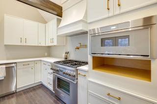 Easy Coast Access! Elevated Marthas Vineyard Stay - 1