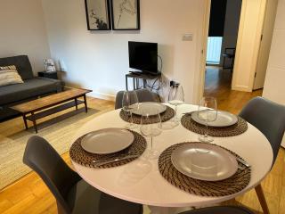 Modern 2BR East London Flat with Balcony near the tube - 9