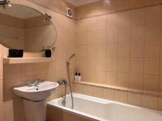 Elegant Escape apartment IV - free parking, easy access to City Center - 3
