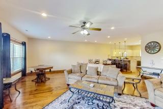 Spacious Lakeview Townhouse Sleeps 8 Deck Grill - 4