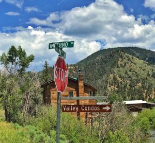 Valley Condo 112 - Creekside - WiFi - Pet Friendly - Hot Tub - Fireplace - Washer - Dryer - Playground - Red River - 5