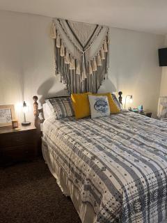 HonkeyTonk Hideaway, Walkable to Everything! - 6