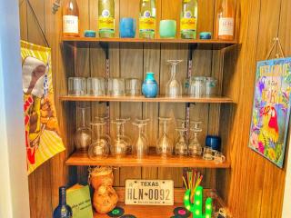 HonkeyTonk Hideaway, Walkable to Everything! - 1