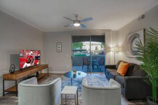 Modern 2-BR Condo near West Gate - 4