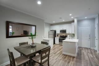 Modern 2-BR Condo near West Gate - 2