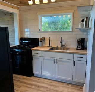 Lakeshore Comfort Lakeview Family Getaway - 4