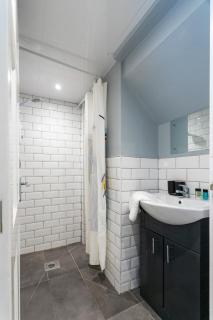 Luxury Spacious Villa, 5 Bedrooms, Sleeps 10, 8 Beds, Free Parking, WIFI, City Center - 2