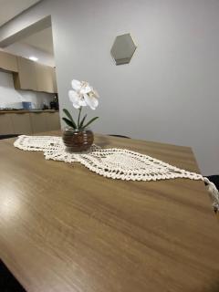 1 Suite - 1 Quarto - Elevador - Garagem - 1000mb - 5 Pessoas - Ar Condicionado - Sacada Gourmet - Ideal Para Famílias, Hospedes a Trabalho, Grupos e Pets - 1