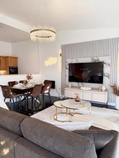 Lux 2-Bed City Centre Apartment Sleeps 6 Free Parking Balcony Near Leeds Station & Millennium Square view - 2