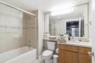 Sunny Santa Monica Retreat, Walk to Beach - 4