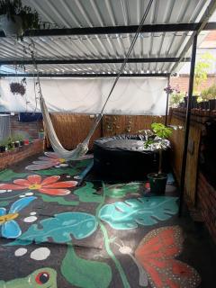 Habitación con cama doble, baño privado y patio - 1