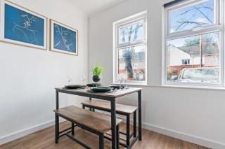 #93 Stylish Warwick Home Free Parking - 2