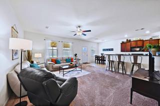 Come stay a while 3 bedroom WiFi Smart TV in every room Covered Patio Fire Pit Quiet Home on Large Lot 5 Star Super Host - 1