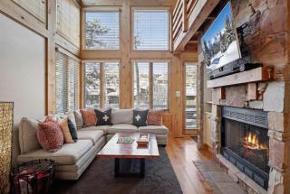 Modern 3 BDR Condo Near Ski Lift and Town with Views - 4