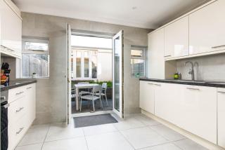 Long Stay 5Bed-2Bath-Parking-By FabAccommodation - 3