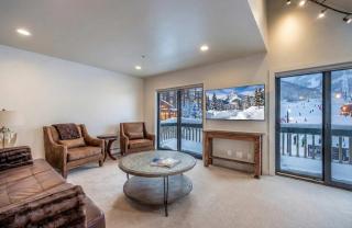 Ski In Out 3 BDR Condo with Stunning Mountain Views - 9