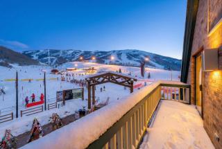 Ski In Out 3 BDR Condo with Stunning Mountain Views - 8
