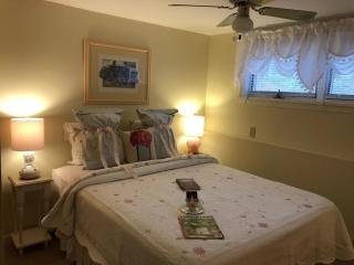 The Sunflower - Hot Tub Hideaway on 13 Wooded Acres - Fire Pit - Lake View - Near Keuka & Seneca Lake - Pet-Friendly - 7