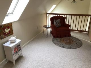 The Sunflower - Hot Tub Hideaway on 13 Wooded Acres - Fire Pit - Lake View - Near Keuka & Seneca Lake - Pet-Friendly - 6