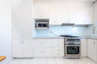 Spacious 3BR Near St Kilda - Free Parking & Wi-fi - 6