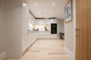 Brand New 2-Bed Dog-Friendly Apartment in Broadway High St- Sleeps 6 - 7