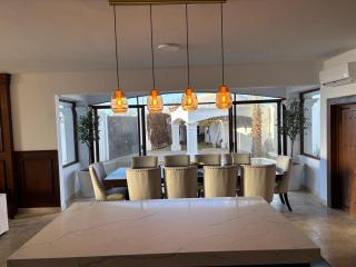 Casa María, Elegant Modern Retreat with Private Pool - 1