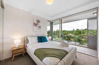 Stylish Roma Parklands Retreat - Stunning Park views from every room, Heated Pool, Gym, Private Carpark, Suncorp Stadium, 10 min walk to CBD - 4