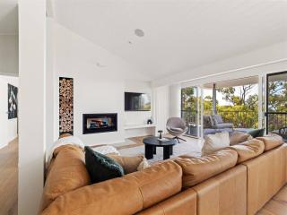 Eagle Heights - Elevated Oasis with Pool & Sea Views - 9