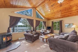 Chain Lake Retreat Holiday Home - 8