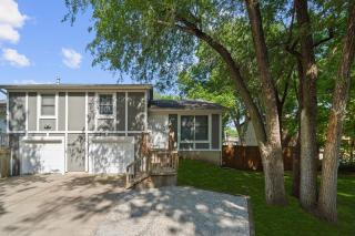 New Spacious Renovated Townhouse - 9