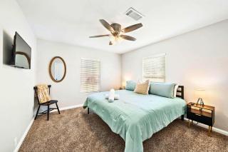 3 bedroom 1 bath WiFi Large back yard with BBQ pit - 8