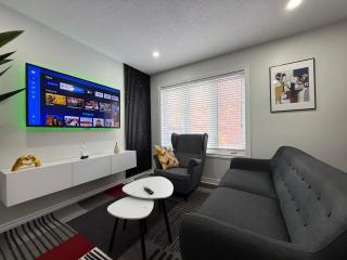 Cozy Private Two-Level Suite In Brampton With Separate Entrance And Living Area on Main Floor - 8