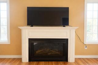 Private & Cozy Brampton Suite near Mount Pleasant GO! Shared Home with 3 Baths, Full Kitchen, WiFi, Laundry & Backyard Deck! Ideal for Work Trips, Long Stays & Solo Travelers! - 1