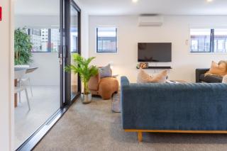 Luxury Townhouse with a Balcony Sleeps 8 - 7