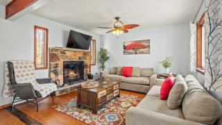 Stylish Renovated Home Open Layout Coffee Bar Near Hiking Waterfalls - 0