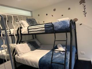 Spacious 4 brm Gem right in the heart of the city - 8