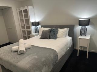 Spacious 4 brm Gem right in the heart of the city - 9