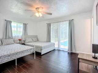 10 Miles to Beach, Games, Fishing Pond, King Bed - 7