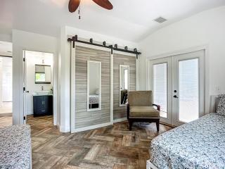 10 Miles to Beach, Games, Fishing Pond, King Bed - 4