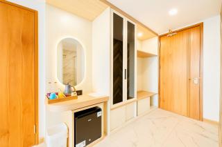 Queen of the South Beach Resort - 8