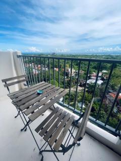 J&J Mactan Stays PS4, Netflix, Pool & Paid Parking - 9