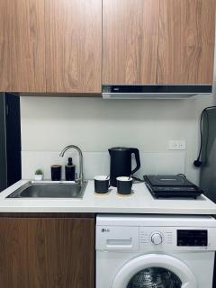 J&J Mactan Stays PS4, Netflix, Pool & Paid Parking - 2