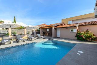Bezaubernde Villa nur 400 Meter zum Strand mit Privatpool, Parkplatz für 3 Autos, Grill - 0