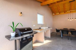 Bezaubernde Villa nur 400 Meter zum Strand mit Privatpool, Parkplatz für 3 Autos, Grill - 2