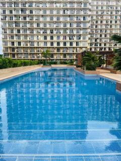 J&J Mactan Stays PS4, Netflix, Pool & Paid Parking - 4